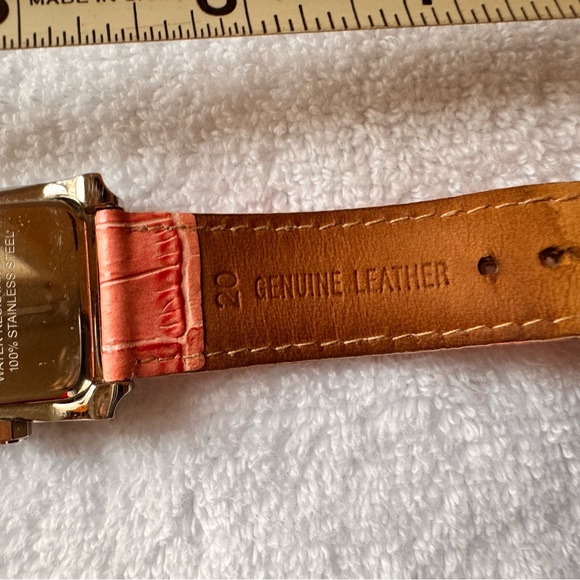 DUAL TIME ZONE WATCH. Manually set time by gently pulling out crown. - Picture 3 of 8